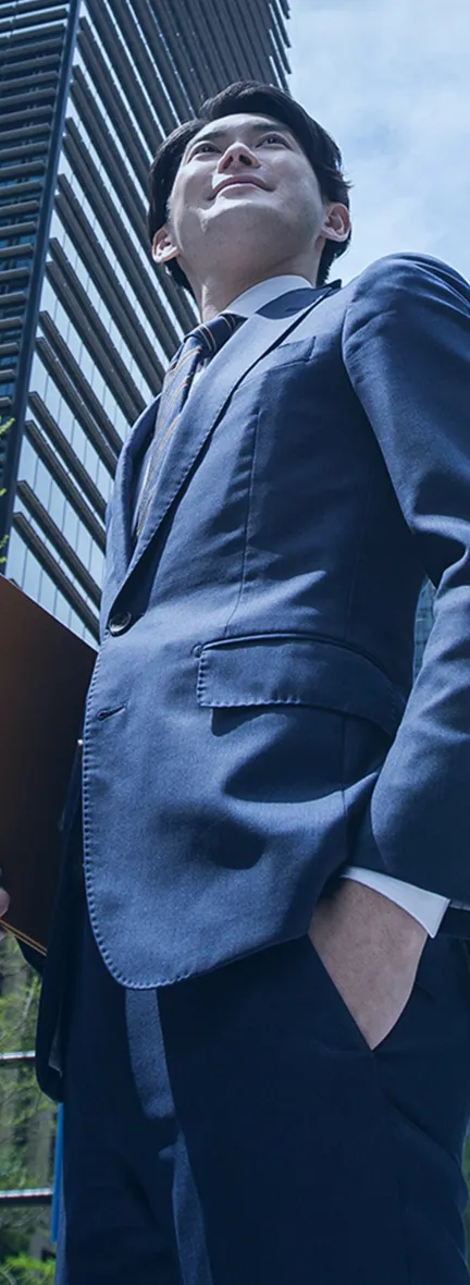 床の清掃を行う男性スタッフの写真