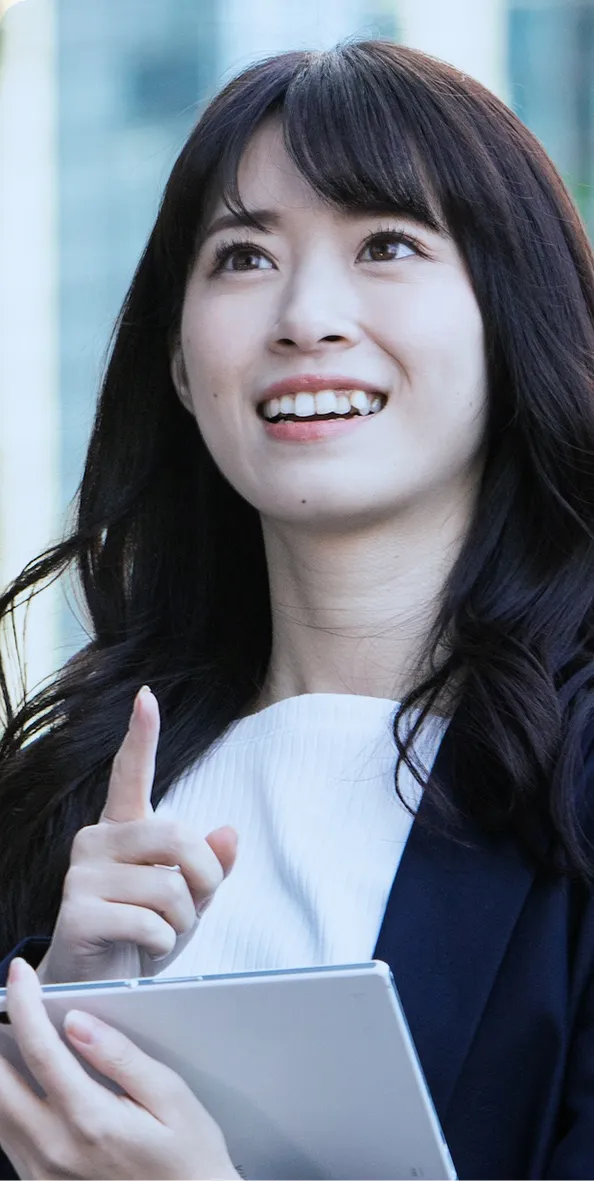 スーツ姿の女性の写真