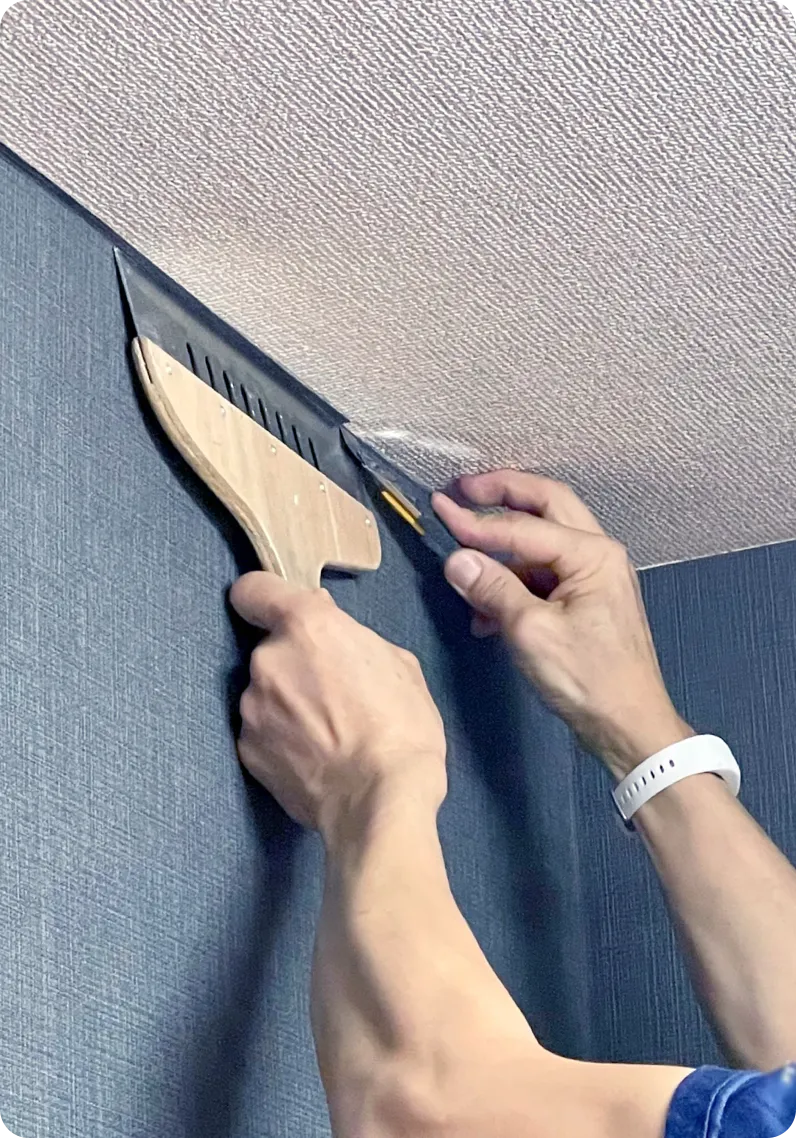 壁紙の施工をする手元の写真